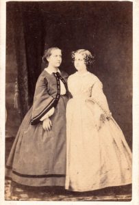 As irmãs e herdeiras do Império: D. Isabel e D. Leopoldina. C. 1860. Joaquim Insley Pacheco. Albúmen, carte de visite, 10,1 x 6,2 cm. Arquivo Grão-Pará. Especial cortesia de D. Pedro Carlos de Orleans e Bragança.
