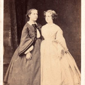 As irmãs e herdeiras do Império: D. Isabel e D. Leopoldina. C. 1860. Joaquim Insley Pacheco. Albúmen, carte de visite, 10,1 x 6,2 cm. Arquivo Grão-Pará. Especial cortesia de D. Pedro Carlos de Orleans e Bragança.
