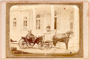 D. Isabel e D. Gastão. Palacio da Princeza. Petrópolis, c. 1875. Revert Henri Klumb. Albúmen, carte cabinet, 10,9 x 16,5 cm. Arquivo Grão-Pará. Especial cortesia de D. Pedro Carlos de Orleans e Bragança.