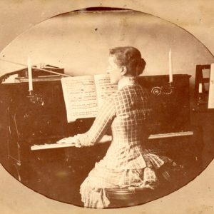D. Isabel ao piano. 1883. Autor desconhecido. 9,5 x 13,6 cm. Arquivo Grão-Pará. Especial cortesia de D. Pedro Carlos de Orleans e Bragança.