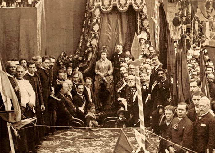 missa-campal Detalhe da Missa Campal celebrada em ação de graças pela Abolição da escravatura no Brasil, Campo de São Cristóvão, 17 de maio de 1888. Rio de Janeiro, RJ. Fotografia de Antonio Luiz Ferreira, Prata/gelatina. Coleção Príncipe D. João Henrique de Orleans-e-Bragança/Instituto Moreira Salles. ANTUNES DE CERQUEIRA, Bruno da Silva; ARGON, Maria de Fátima Moraes. Alegrias e Tristezas. Estudos sobre a autobiografia de D. Isabel do Brasil. São Paulo: Linotipo Digital e IDII, 2019, caderno de imagens, illus. 24.1.
