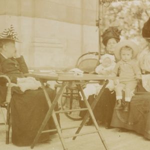 Princesa Isabel, à esquerda, com seus netos D. Pedro Henrique de Orléans e Bragança e D. Luiz Gastão de Orléans e Bragança e outros na varanda do Palacete de Boulogne-Sur-Seine, Paris, em 1912. Arquivo Nacional. Fundo Família Vieira Tosta. D. Isabel, à esquerda, com seus netos D. Pedro Henrique de Orléans e Bragança e D. Luiz Gastão de Orléans e Bragança e outros na varanda do Palacete de Boulogne-Sur-Seine, Paris, em 1912.
Arquivo Nacional. Fundo Família Vieira Tosta.