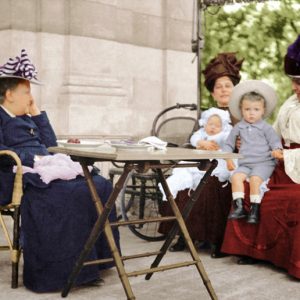 Princesa Isabel, à esquerda, com seus netos D. Pedro Henrique de Orléans e Bragança e D. Luiz Gastão de Orléans e Bragança e outros na varanda do Palacete de Boulogne-Sur-Seine, Paris, em 1912. Arquivo Nacional. Fundo Família Vieira Tosta. D. Isabel, à esquerda, com seus netos D. Pedro Henrique de Orléans e Bragança e D. Luiz Gastão de Orléans e Bragança e outros na varanda do Palacete de Boulogne-Sur-Seine, Paris, em 1912.
Arquivo Nacional. Fundo Família Vieira Tosta.