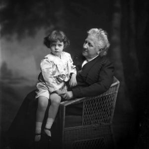 Cópia de Princesa Isabel com o neto cópia PB (Copy) Dom Pedro Henrique (no colo de D. Isabel em um retrato de 1909)
Foto arquivo pessoal.