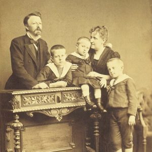 familia real 3 novo copiar cópia PB (Copy) D. Isabel, Conde D'Eu e os filhos D. Pedro de Alcântara (Príncipe do Grão Pará),
D. Luís Maria e D. Antônio Gastão, c.1884.
Foto: Alberto Henschel & CIA., M. Ribeiro.