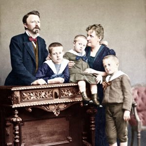 familia real 3 novo copiar cópia logo (Copy) D. Isabel, Conde D'Eu e os filhos D. Pedro de Alcântara (Príncipe do Grão Pará),
D. Luís Maria e D. Antônio Gastão, c.1884.
Foto: Alberto Henschel & CIA., M. Ribeiro.